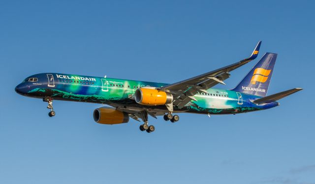 Boeing 757-200 (TF-FIU) - Hekla Aurora livery