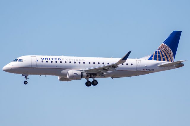 Embraer 175 (N88325)