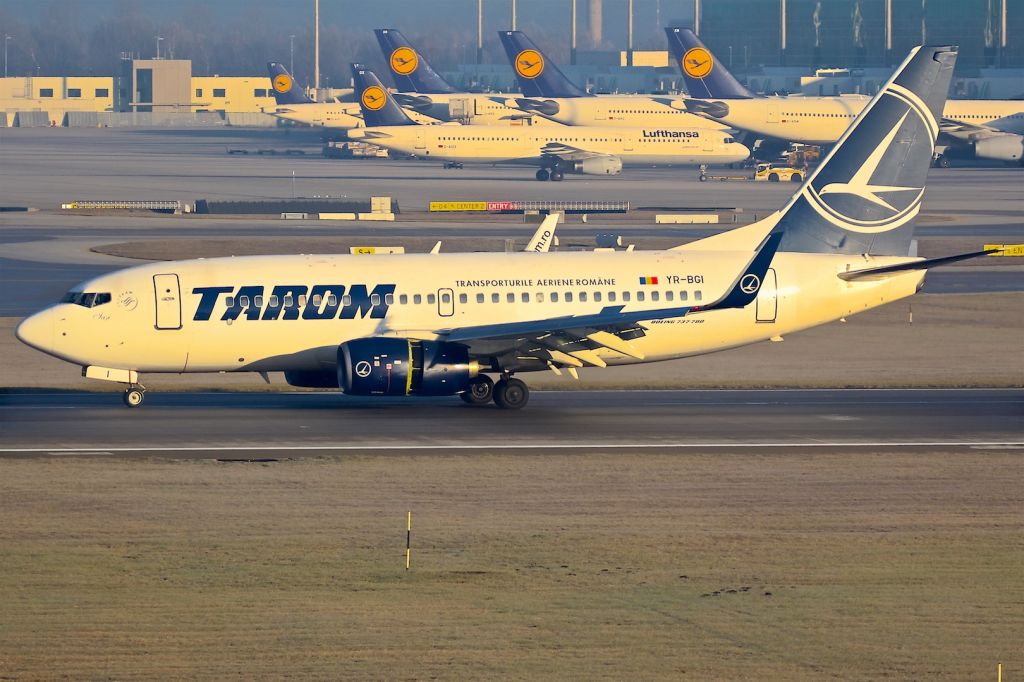 Boeing 737-700 (YR-BGI)