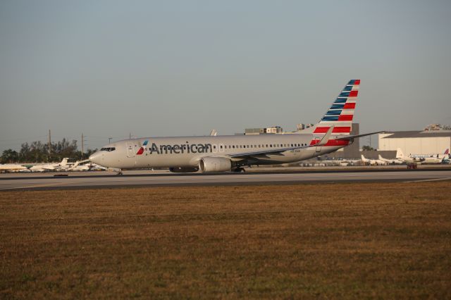 Boeing 737-800 (N818NN)