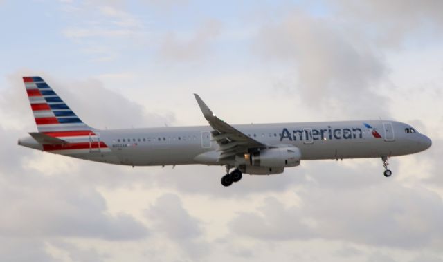 Airbus A321 (N902AA)