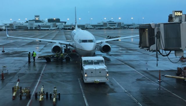 Boeing 737-800 (N76508) - A United Airlines Boeing 737-800 at Denver International Airport (KDEN) on January 21, 2015. N76508 was getting ready to depart to New York LaGuardia Airport (KLGA). N76508 was at Gate B36 in Denver. 