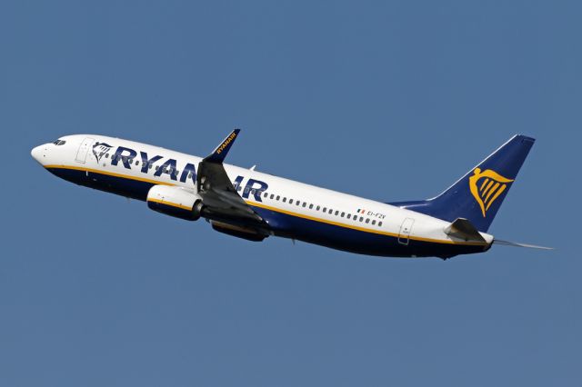 Boeing 737-800 (EI-FZV) - Faro based EI-FZV returns home from Manchester as RYR4088