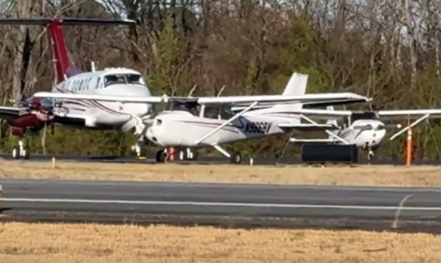 Cessna Skyhawk (N9868V) - Cessna 172 taxiing on taxiway E, about to takeoff at Greenville Downtown Airport.
