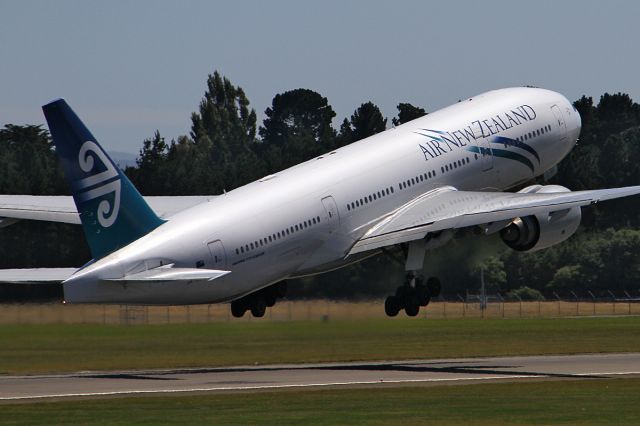 Boeing 777-200 (ZK-OKH) - 1 FEB 2011