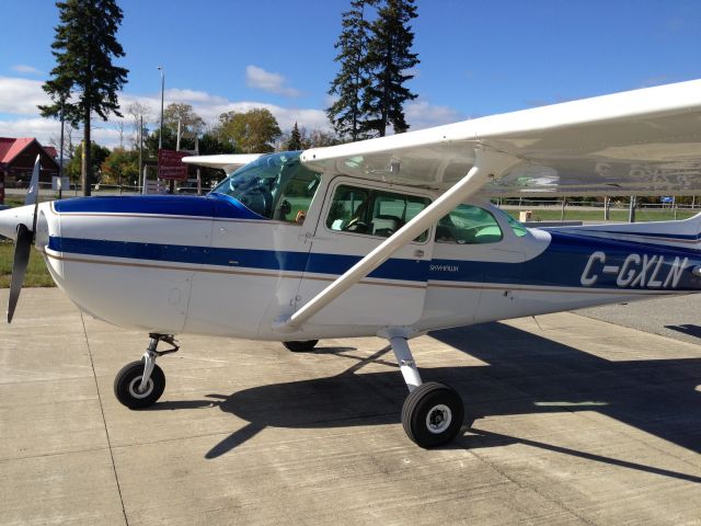 Cessna Skyhawk (C-GXLN) - Stop in WAWA for fuel enroute to Saskatoon (2013)