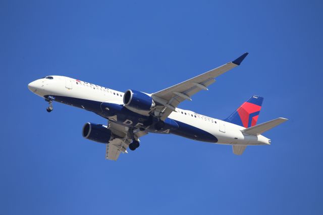 Airbus A220-300 (N302DU)