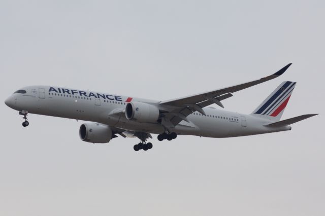 Airbus A350-900 (F-HTYH) - Air France A359 on approach to Boston Logan on 1/28/22 under a white sky as it was a day before a major snowstorm hit the area. 