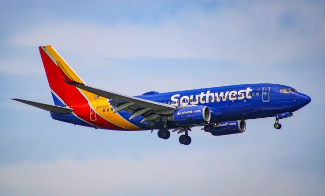 Boeing 737-700 (N773SA) - Coming in for a landing!