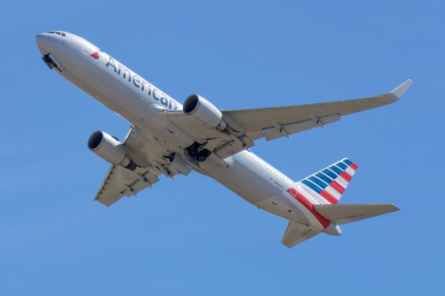 BOEING 767-300 (N384AA)