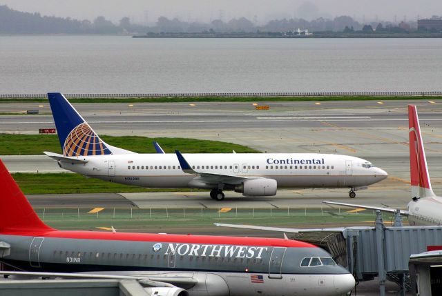 Boeing 737-800 (N36280) - KSFO - Continental -800 rolling to 1R for departure to Houston 2/13/2005