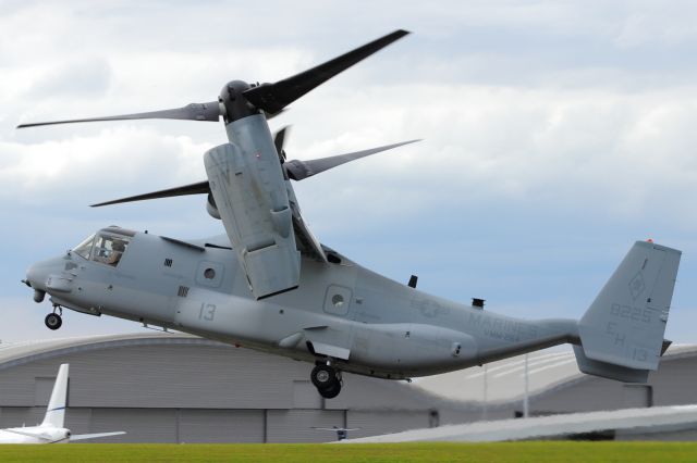 — — - A Boeing V-22 Osprey comes into land at Farnborough Airport.