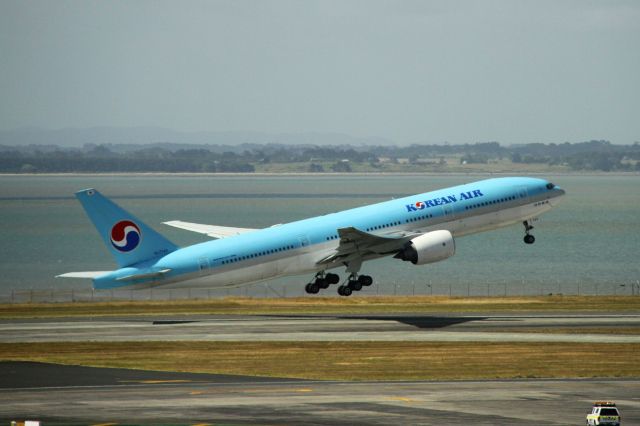 Boeing 777-200 (HL7743)