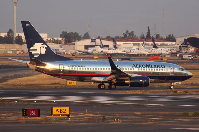 Boeing 737-700 (N906AM)