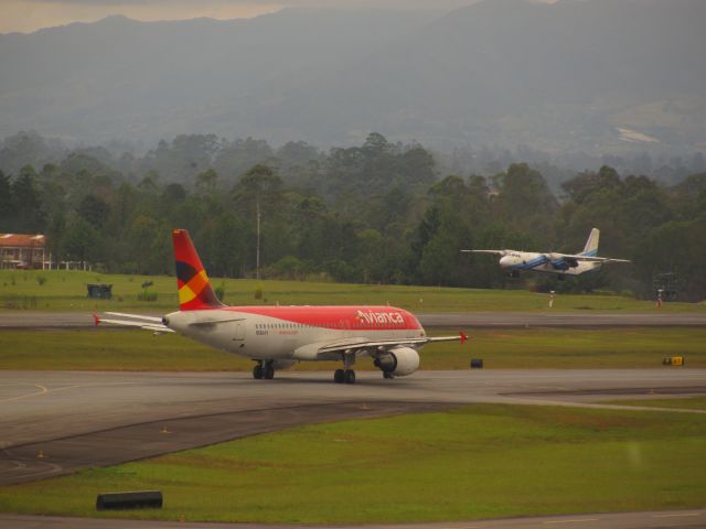 Airbus A320 (N664AV) - A-320 AVIANCA N664AV TAXING TO DEPARTURE AND AN-26 AER CARIBE HK-4729 TAKE OFF TO BOGOTÁ