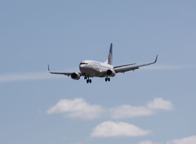 Boeing 737-700 (N14629) - Landing AT Lester B.Pearson Intl Airport,CYYZ/YYZ