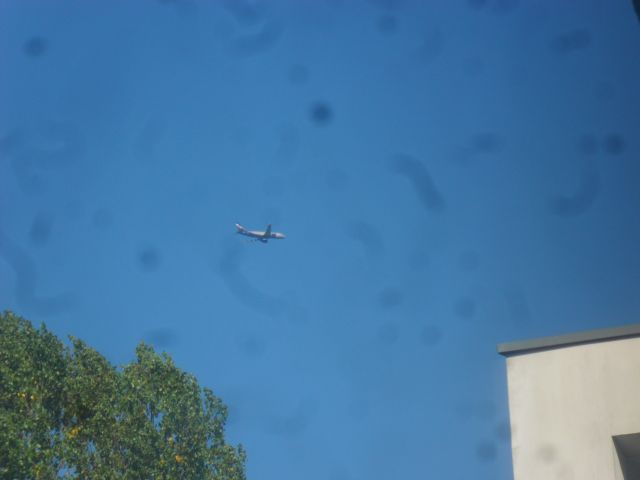 — — - Aus meinem Zimmerfenster ca. 4 Kilometer vom Flughafen Hamburg entfernt fotografiert