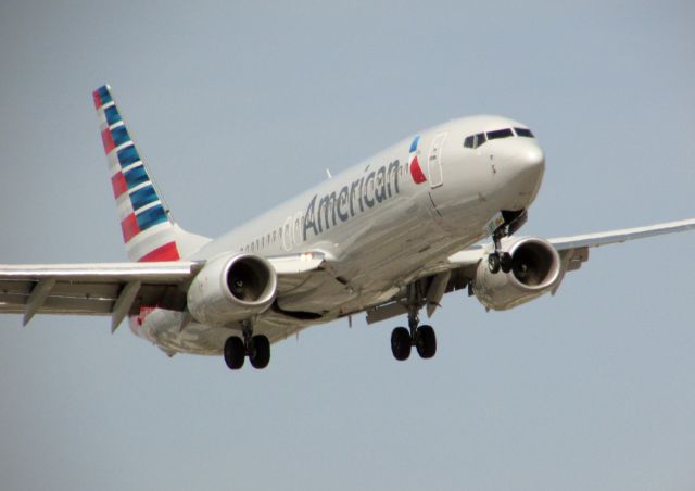 Boeing 737-800 (N936NN) - Landing on RWY 20R