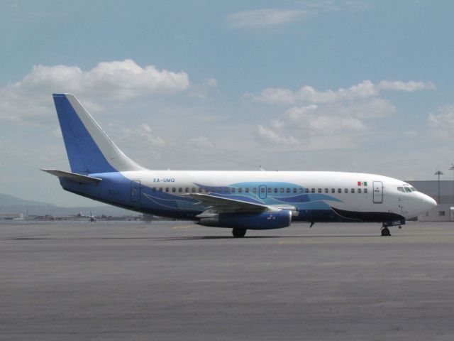 Boeing 737-200 (XA-UMQ) - A 737-200 from Global Air in Toluca´s airport.