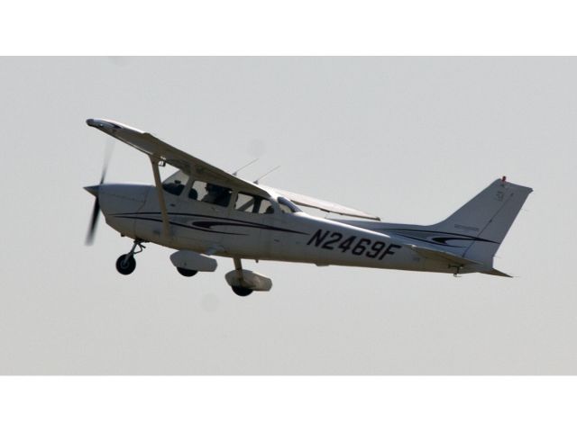 Cessna Skyhawk (N2469F) - Take off RW34.