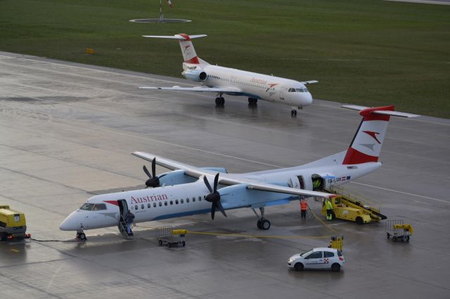 de Havilland Dash 8-400 (OE-LGM)