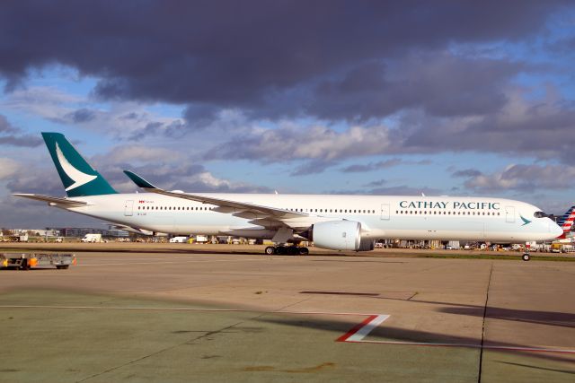 Airbus A350-1000 (B-LXP) - Taxiing to Stand 342 on 4-Nov-22 operating flight CPA257 from VHHH.