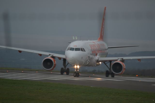 Airbus A320 (G-EZUS)