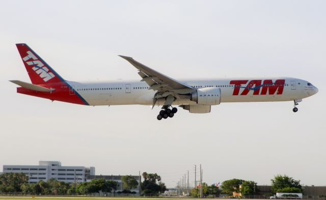 BOEING 777-300ER (PT-MUB)