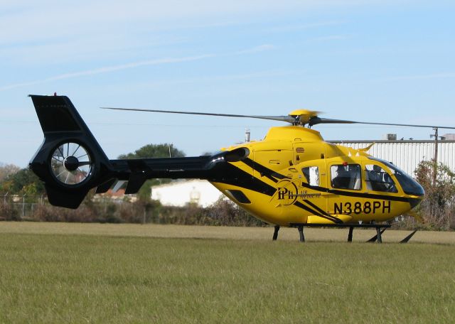 Eurocopter EC-635 (N388PH) - About to lift off from Metro Aviation a couple blocks west of the Downtown Shreveport airport.