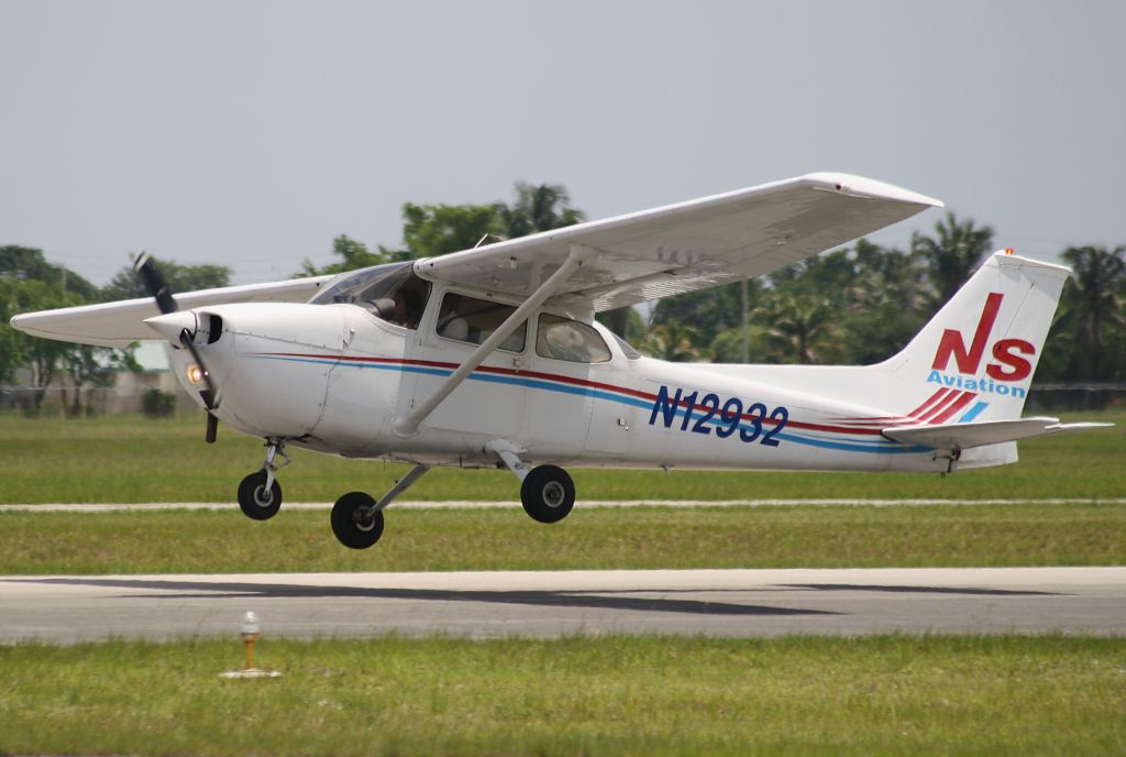 Cessna Skyhawk (N12932)