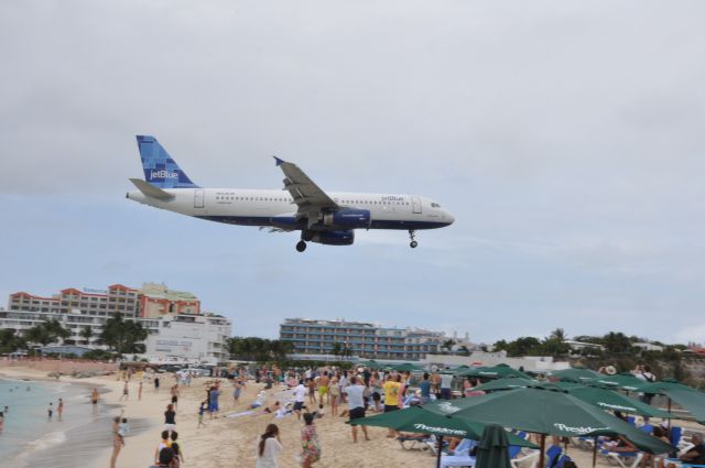 Airbus A320 (N613JB)