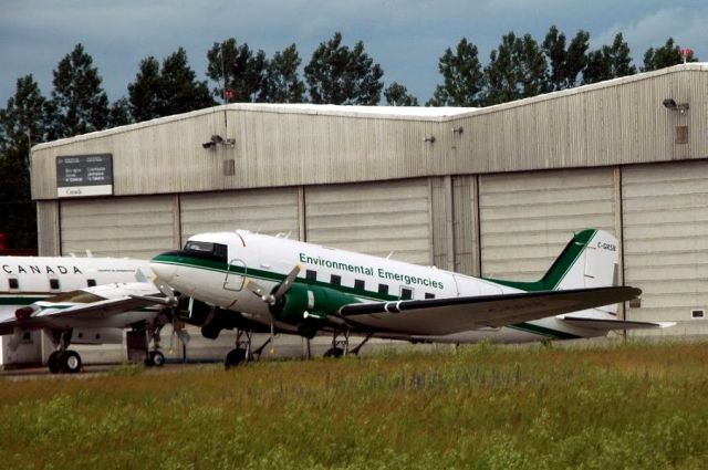 Douglas DC-3 (C-GRSB) - En route vers Dublin : 4 juillet 2014.br /Photo prise depuis le Boeing 767 dAir Canada.