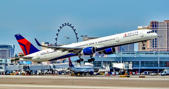 BOEING 757-300 (N589NW) - N589NW Delta Air Lines 2003 Boeing 757-351 - cn 32989 / 1025 - Las Vegas - McCarran International Airport (LAS / KLAS)br /USA - Nevada March 24, 2017br /Photo: Tomás Del Coro