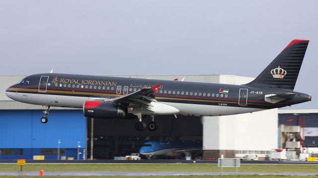 Airbus A320 (JY-AYR)