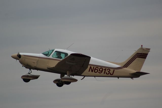 Piper Cherokee (N6913J)