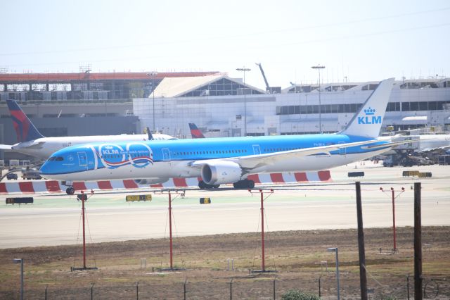 BOEING 787-10 Dreamliner (PH-BKA)
