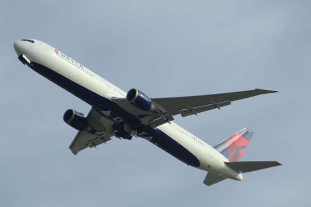 BOEING 767-400 (N840MH) - A Delta Airlines B767-400 taking off from LHR on runway 27L.br /br /Location: Heathrow T5 Planespotting Point.br /Date: 12.10.22 (dd/mm/yy).