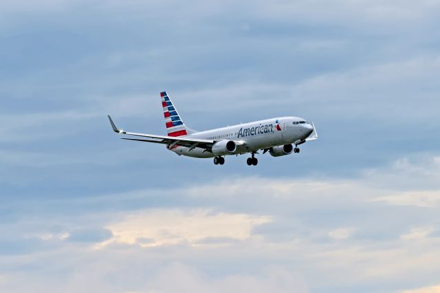 Boeing 737-800 (N984NN)