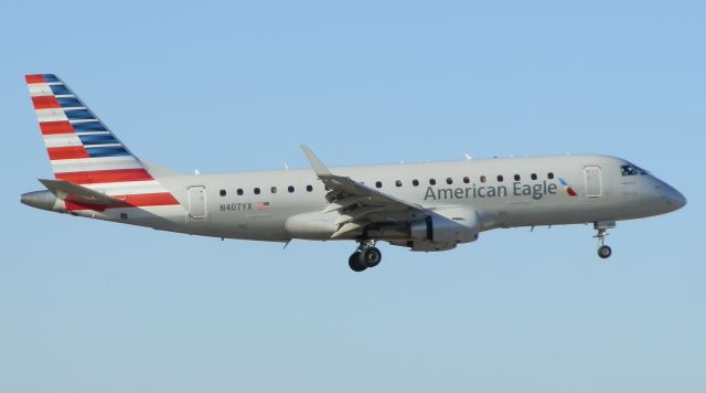 Embraer 175 (N407YX)