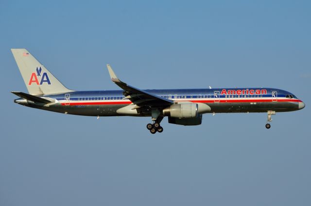 Boeing 757-200 (N655AA) - American - B752 - N655AA - Arriving KDFW 07/03/2013