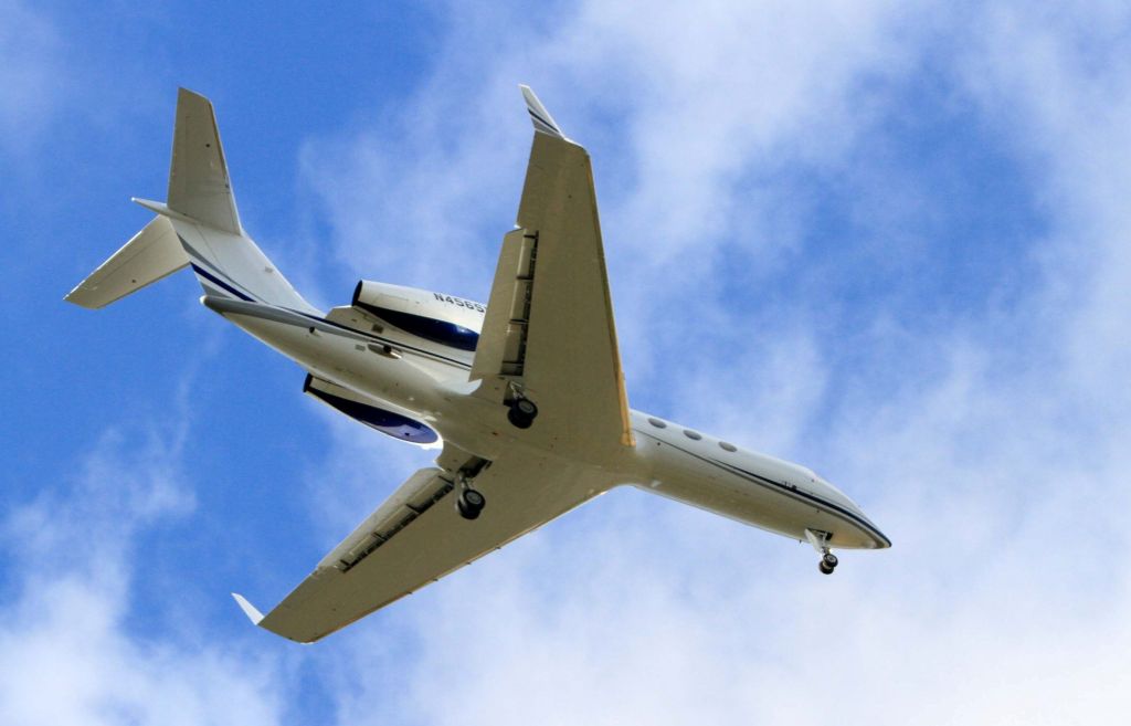 Gulfstream Aerospace Gulfstream IV (N456SW) - Approach to MLI - 9 Oct 2015