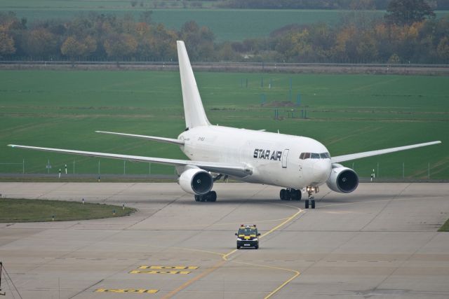 BOEING 767-200 (OY-RLB)