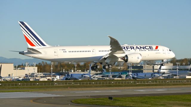 Boeing 787-9 Dreamliner (F-HRBA) - BOE246 on final to Rwy 16R to complete a B1 flight on 11/8/16. (ln 500 / cn 38769). This is the first Dreamliner for AFR.