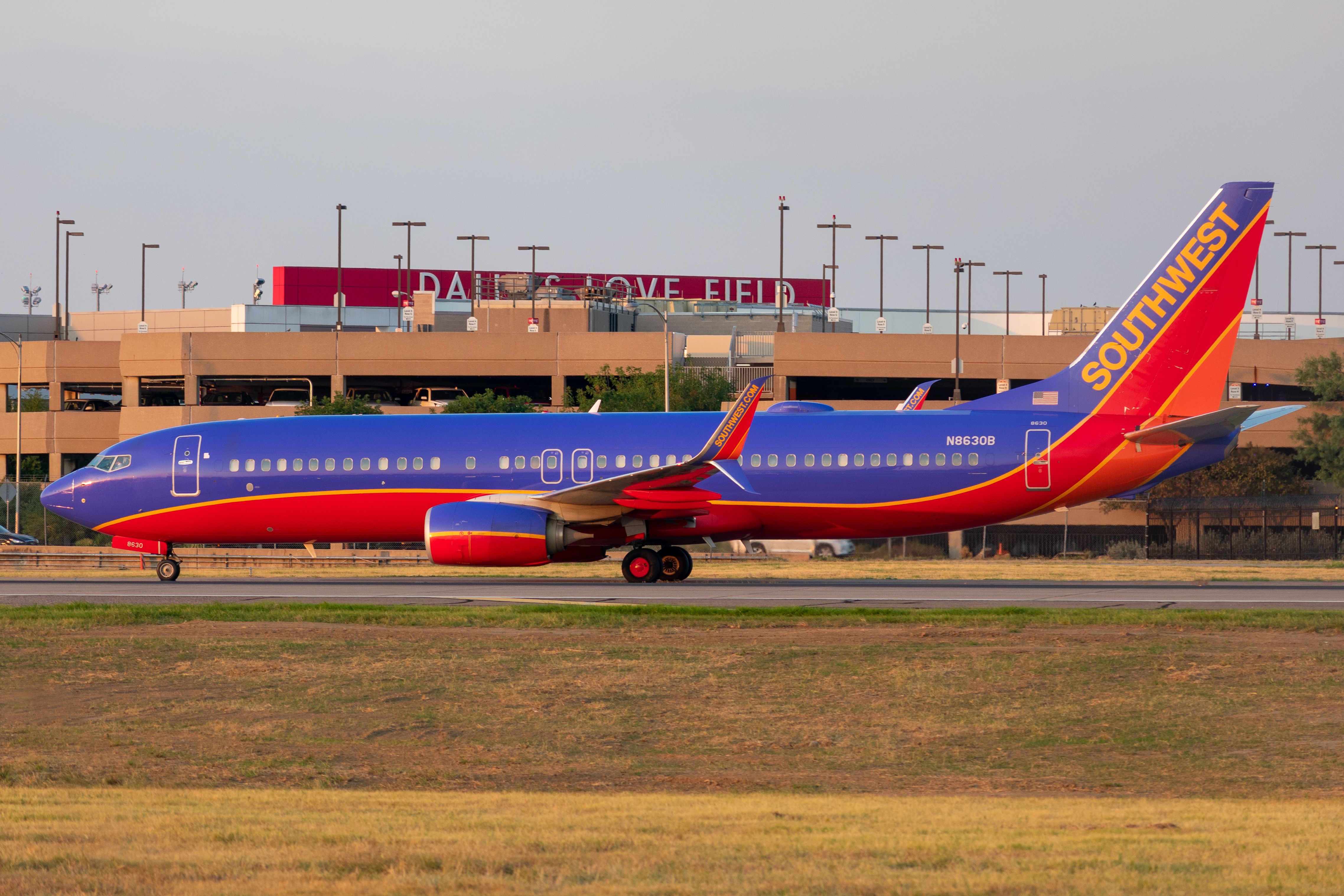 Boeing 737-800 (N8630B) - Taxiing back to the terminal after landing 13R at Dallas Love Field September 1 2019.