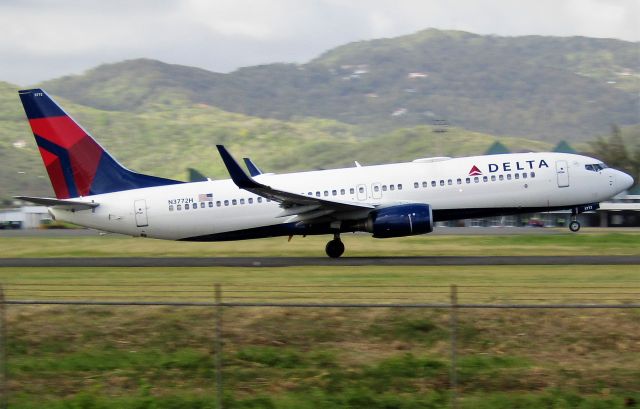 Boeing 737-800 (N3772H)