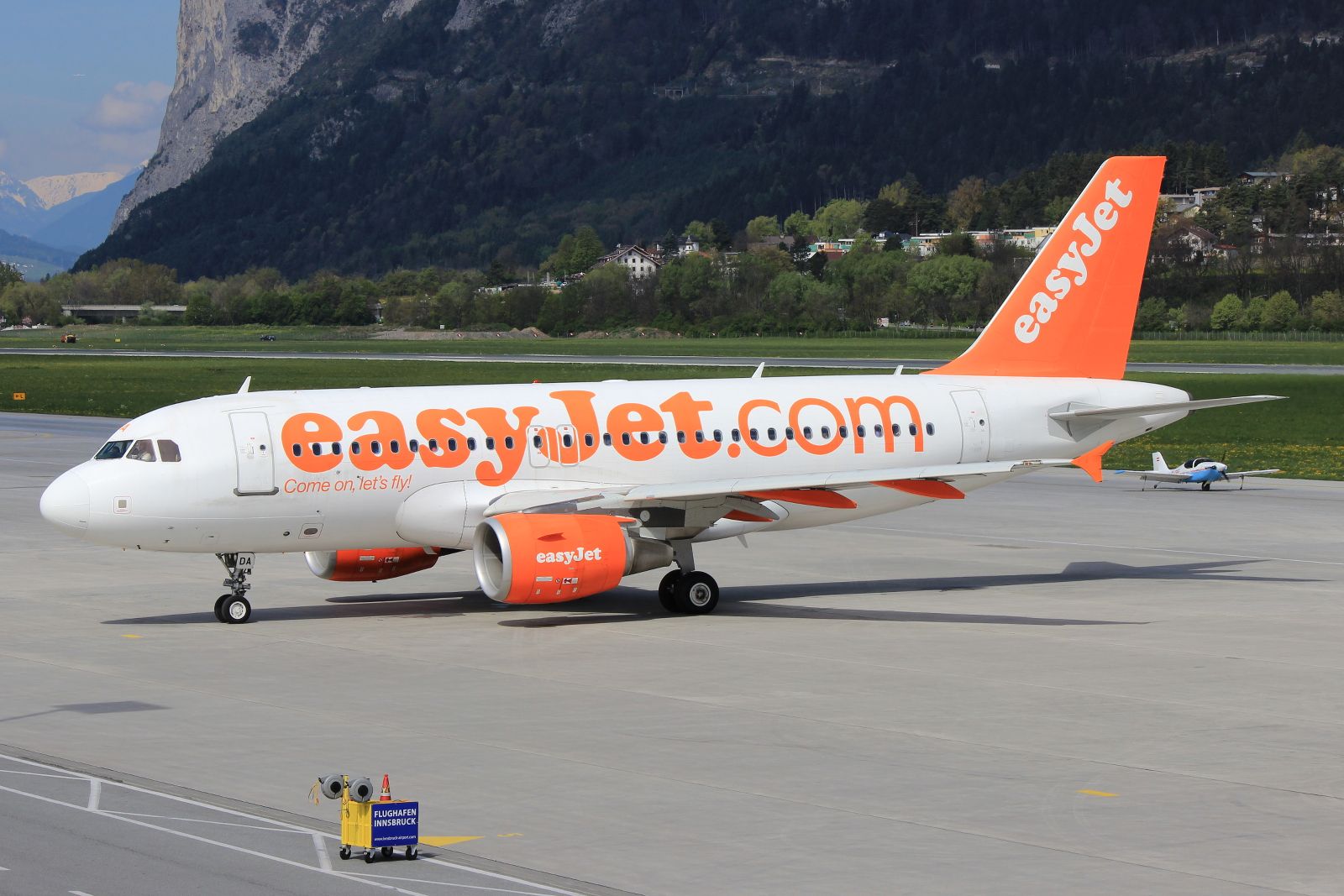 Airbus A319 (G-EZDA)