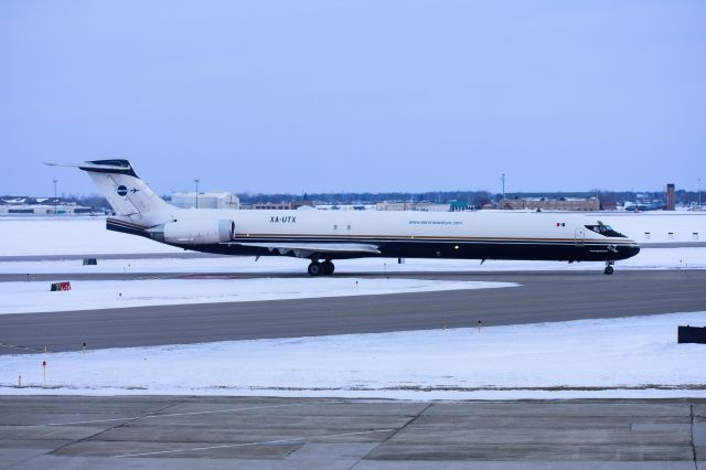 McDonnell Douglas MD-82 (XA-UTX)