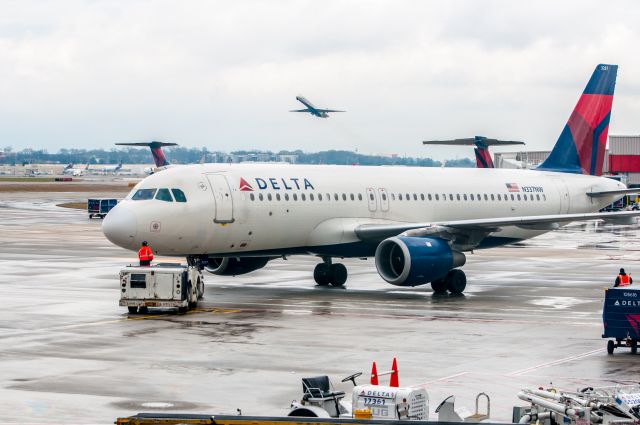 Airbus A320 (N337NW) - Concourse A Gate 31
