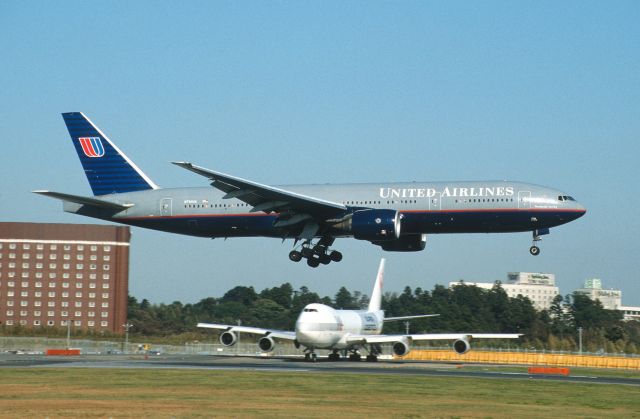 Boeing 777-200 (N794UA) - Short Final at Narita Intl Airport Rwy16R on 2002/10/18