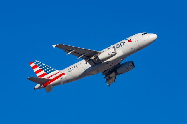 Airbus A319 (N828AW) - American Airlines A319 taking off from PHX on 12/8/22. Taken with a Canon R7 and Tamron 70-200 G2 lens.